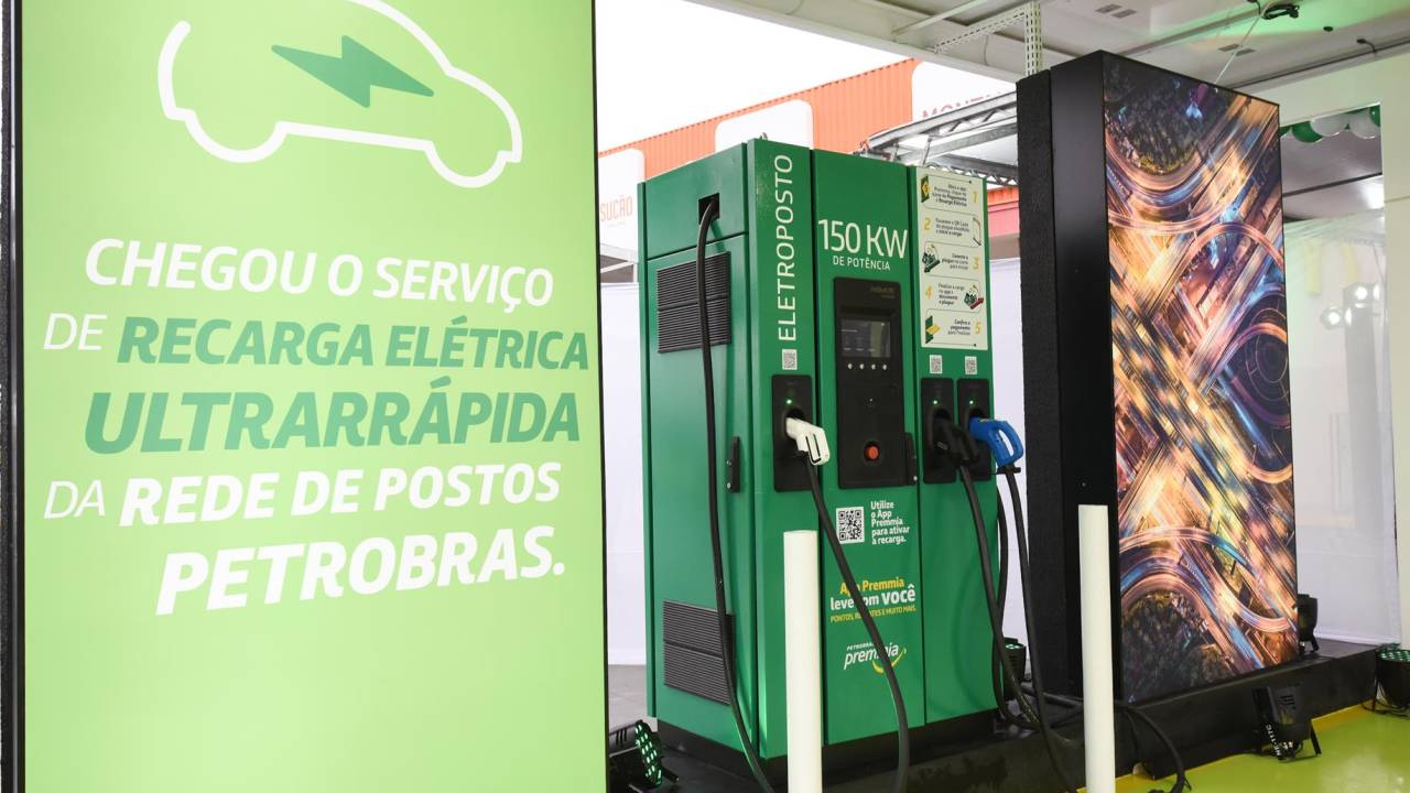 ROSEIRA (SP), 30/06/2022 - ENERGIA / COMBUSTÍVEL - Vibra inaugura primeiro eletroposto ultrarrápido do país para recarga elétrica de veiculos. Localizado na rodovia Presidente Dutra, o posto Petrobras Arco Iris, no município de Roseira/SP, é primeiro posto a receber o projeto que pretende eletrificar 50 postos em rodovias, criando o maior corredor elétrico do Brasil, com quase nove mil quilômetros de extensão até 2023. Foto de Alexandre Brum/Enquadrar/Vibra