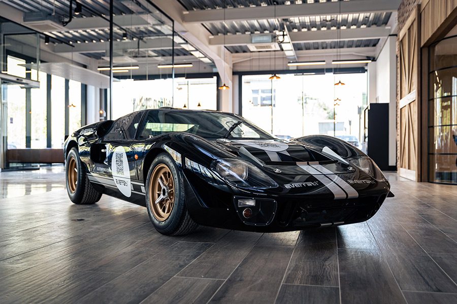 Ford GT40 vira elétrico de 811 cv com ‘ronco de V8’ e troca de marchas