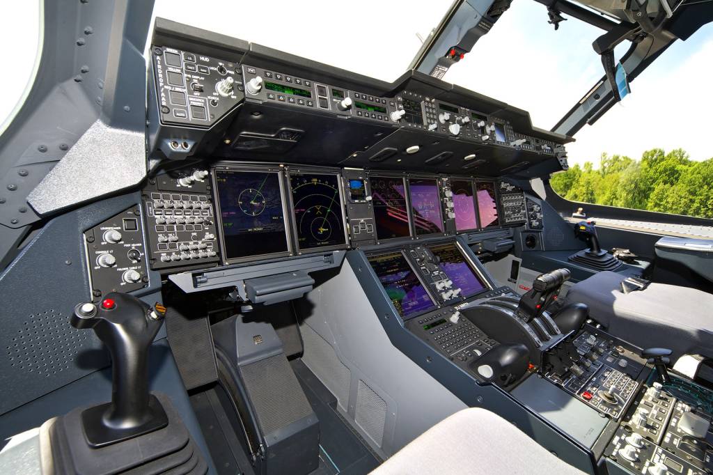 Airbus_A400M_cockpit_ILA2014 Em aviões modernos, o comando do piloto indica uma intenção de movimentar a aeronave. Quem realmente comanda o jato é o computador