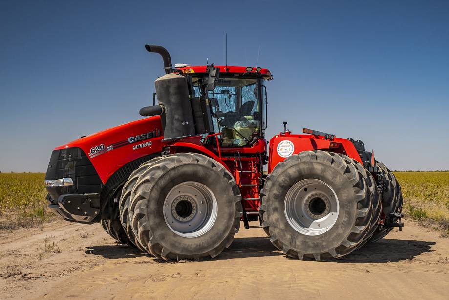 Em vez de caixa de dire&ccedil;&atilde;o, o Steiger tem sistema hidr&aacute;ulico que o articula para mudar de dire&ccedil;&atilde;o. A tra&ccedil;&atilde;o &eacute; 4x4 integral