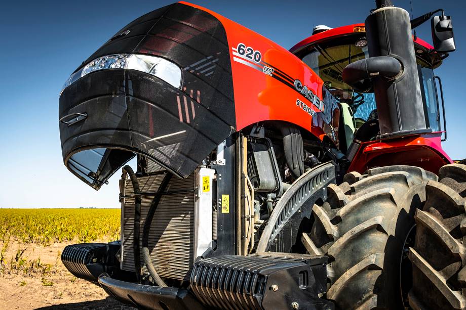 Capota dianteira protege o enorme motor biturbo a diesel Capota dianteira protege o enorme motor biturbo a diesel