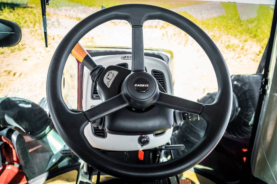 Alavanca à esquerda comanda a marcha Alavanca à esquerda comanda a marcha