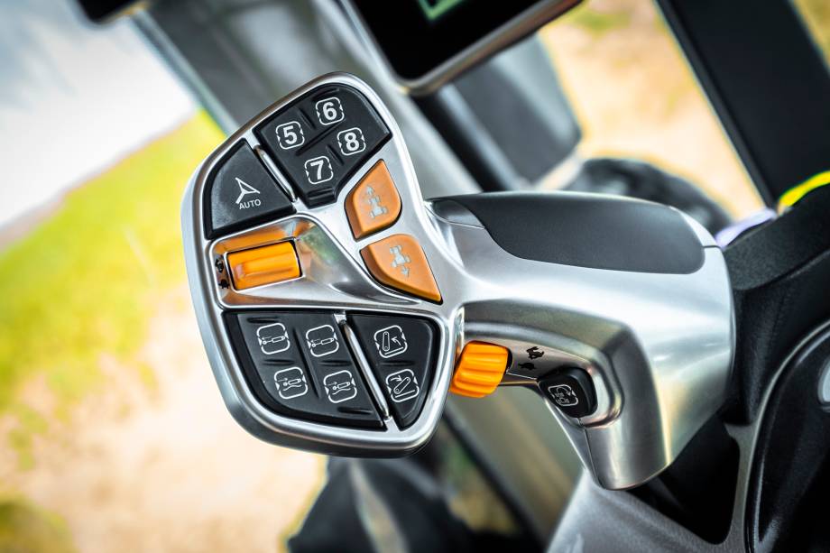 Joystick comanda a potência, a marcha, o piloto automático e outras quatro funções programáveis Joystick comanda a potência, a marcha, o piloto automático e outras quatro funções programáveis