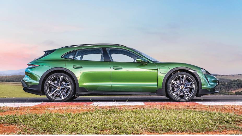 Perua nada discreta, a Cross Turismo é 3 cm mais alta Perua nada discreta, a Cross Turismo é 3 cm mais alta