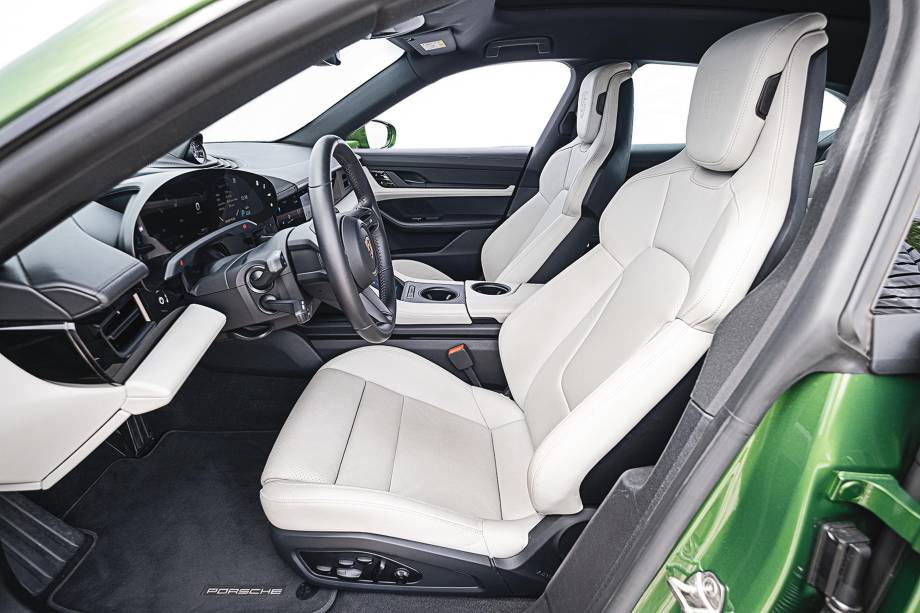 Embora seja enorme, esta perua não é espaçosa nem tem um grande porta-malas Embora seja enorme, esta perua não é espaçosa nem tem um grande porta-malas