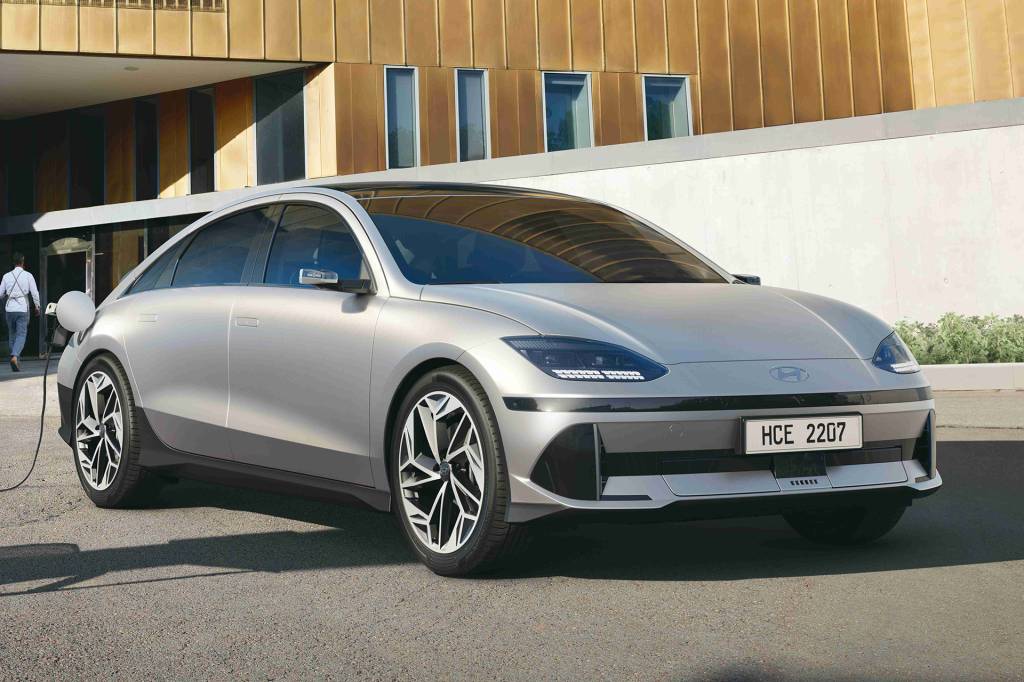 Hyundai Ioniq 6 é Azera futurista com 610 km de alcance e estilo curioso