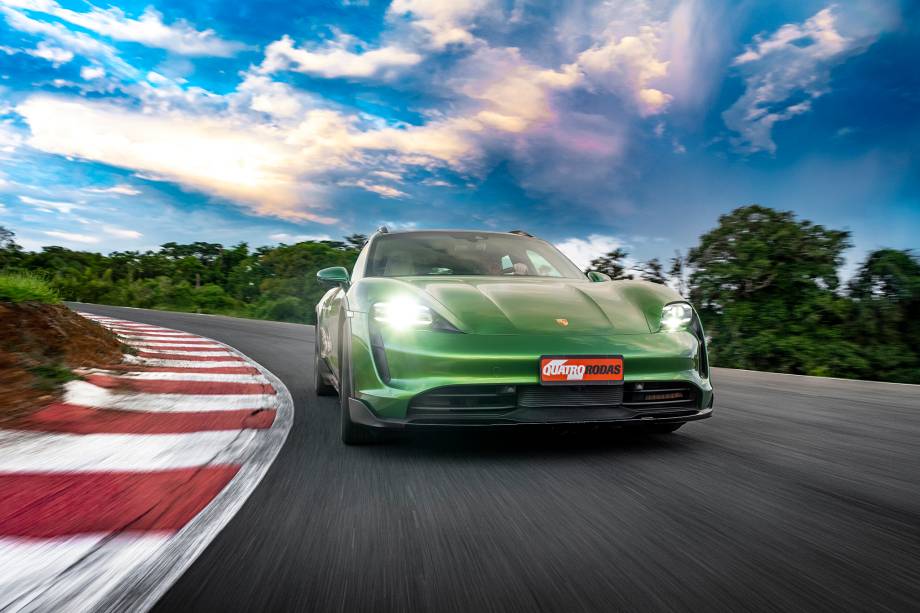 A perua elétrica herda os faróis do sedã, do qual é derivada A perua elétrica herda os faróis do sedã, do qual é derivada