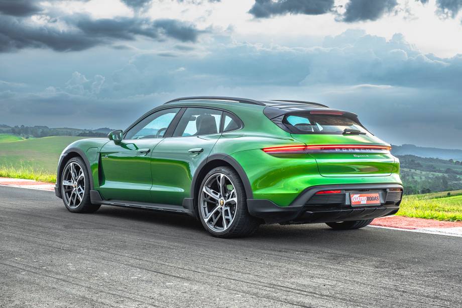 A traseira e o teto alongados mudam radicalmente o design A traseira e o teto alongados mudam radicalmente o design