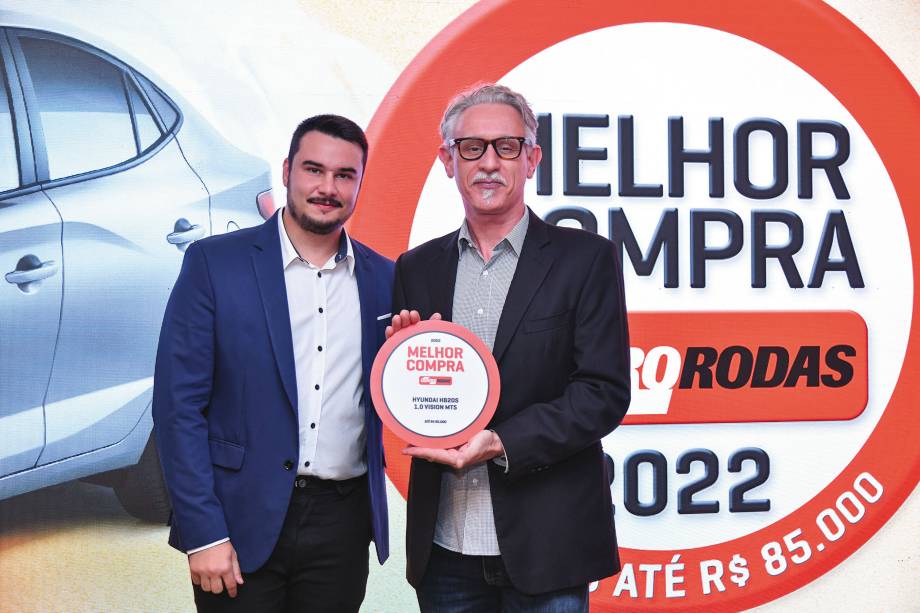 <span class="s1"><b> O rep&oacute;rter Guilherme Fontana premia a Hyundai, pelas m&atilde;os de Maur&iacute;cio Jord&atilde;o <i>(&agrave; direita)</i></b></span>