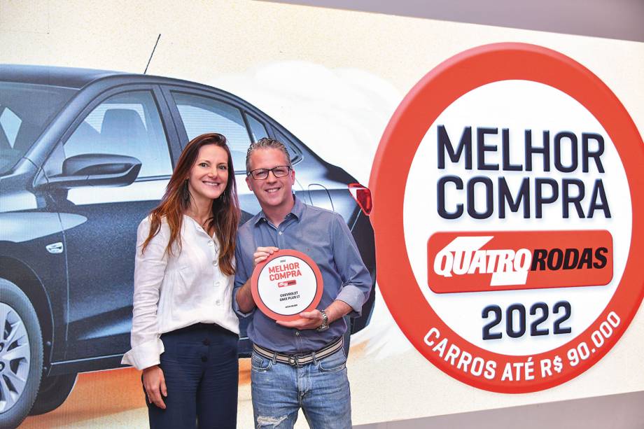 <span class="s1"><b>A diretora executiva da Abril, Andrea Abelleira, entrega o pr&ecirc;mio ao representante da Chevrolet, Felipe N&oacute;brega.</b></span>