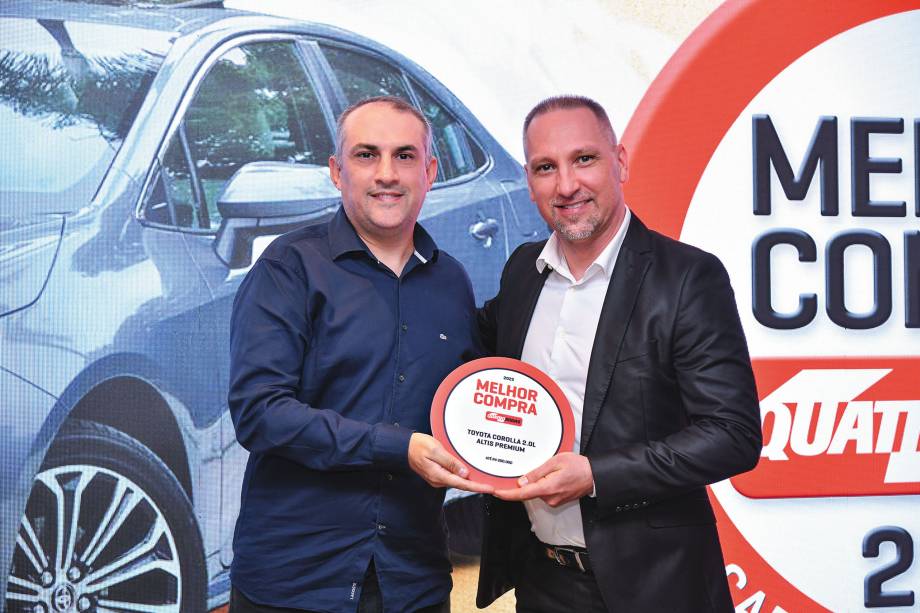 <span class="s1"><b>O fot&oacute;grafo Fernando Pires entrega o pr&ecirc;mio de primeiro lugar na categoria Carros at&eacute; R$ 200.000 para Jorge Mussi, representante da Toyota</b></span>