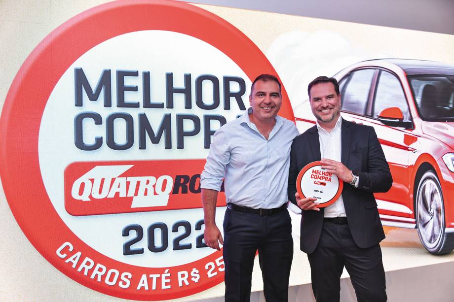 <span class="s1"><b>O editor de arte Fabio Paiva entrega a placa para a Volkswagen, representada pelo vice-presidente, Roger Corassa</b></span> <span class="s1"><b>O editor de arte Fabio Paiva entrega a placa para a Volkswagen, representada pelo vice-presidente, Roger Corassa</b></span>