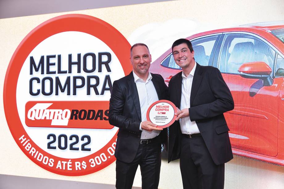 <span class="s1"><b>O piloto de testes Leonardo </b></span><span class="s2"><b>Barboza premia a Toyota por vencer na categoria H&iacute;bridos at&eacute; R$ 300.000; a marca foi novamente representada por Jorge Mussi</b></span>