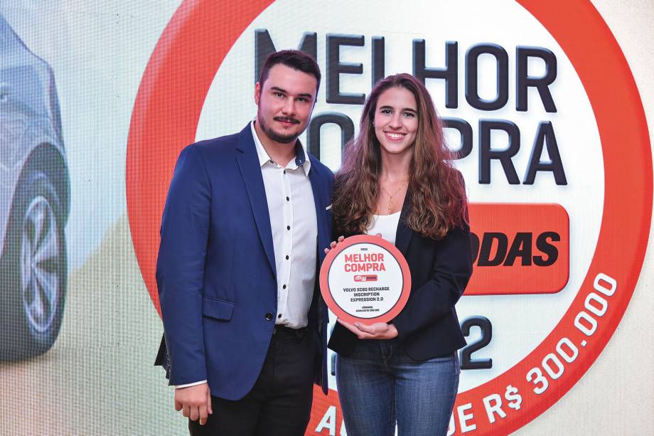 <span class="s1"><b> O rep&oacute;rter Guilherme Fontana entrega um dos pr&ecirc;mios recebidos pela Volvo, representada por Andressa Fernandes.</b></span>