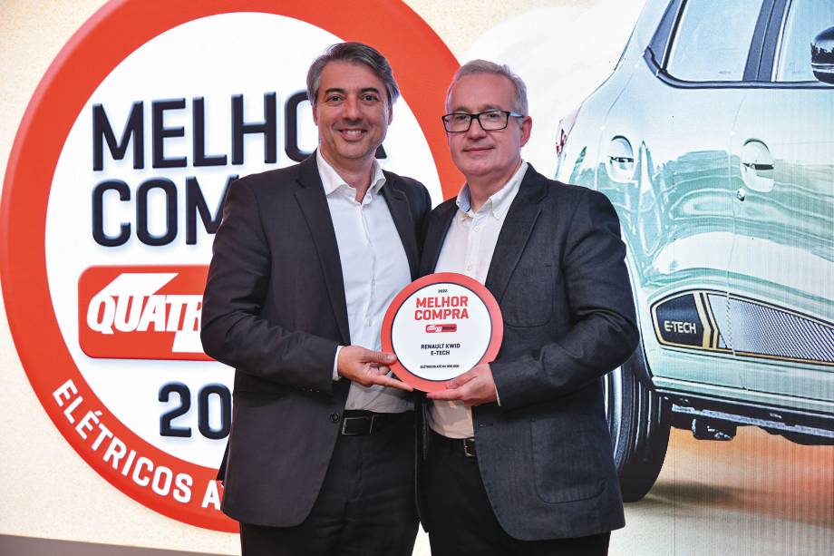 <span class="s1"><b>O redator-chefe, Paulo Campo Grande, entrega o pr&ecirc;mio a Carlos Henrique Ferreira, representante da Renault</b></span>