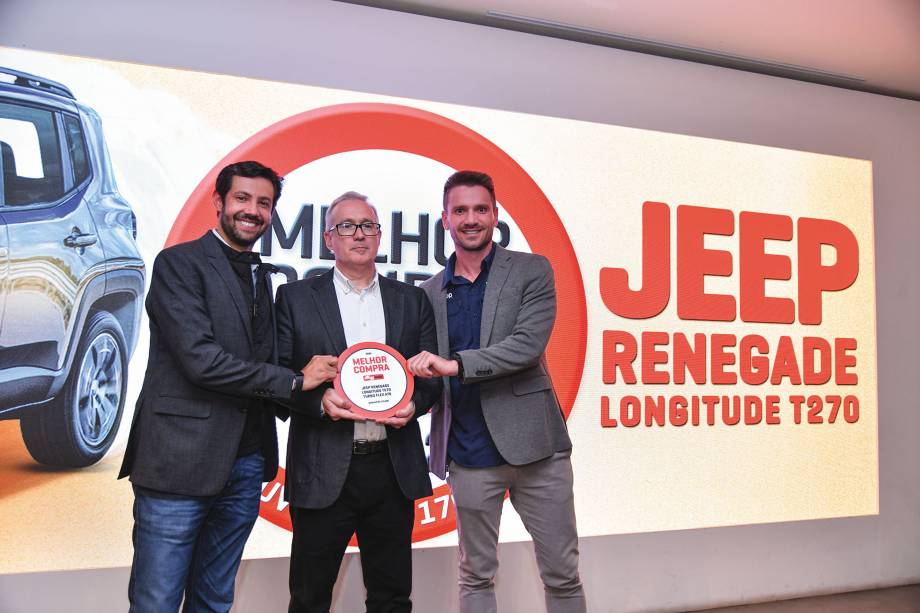 <span class="s1"><b>Paulo Campo Grande <i>(ao centro)</i> entrega o t&iacute;tulo de Grande Vencedor 2022 para a Jeep, representada por Alexandre Aquino e Everton Kurdejak</b></span>