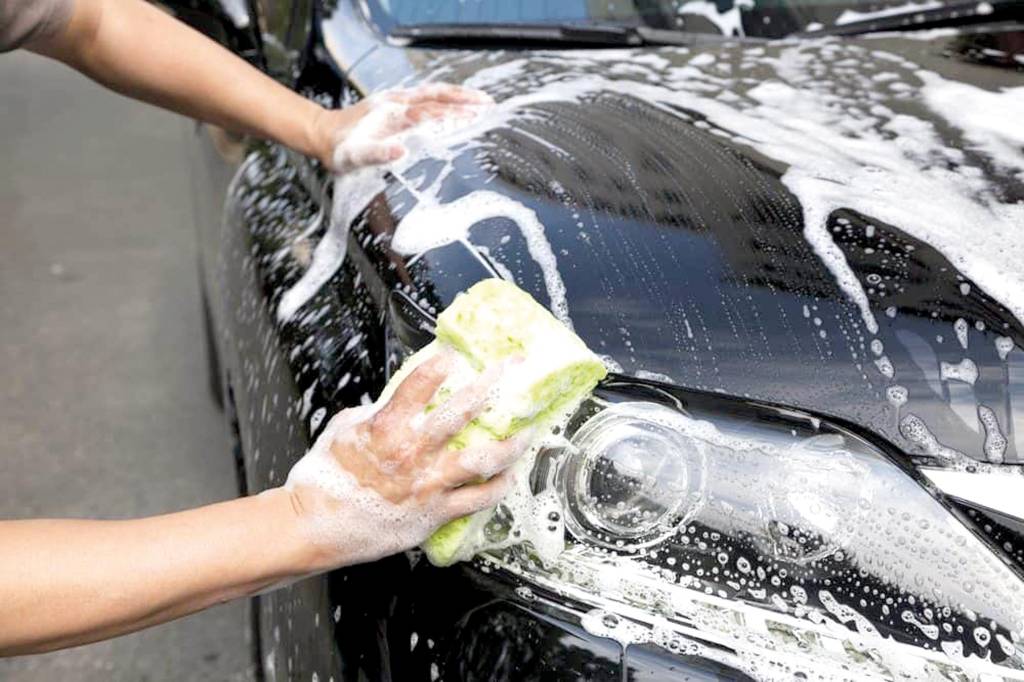 Lavar carro com detergente de cozinha? Melhor não!