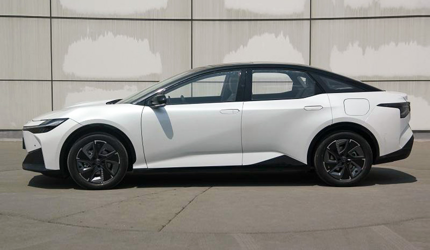 sedã elétrico toyota 2 Sedã é maior do que o Corolla