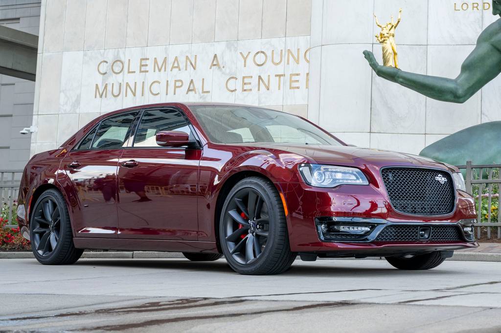 Série final do Chrysler 300C ganha motor V8 Hemi do Dodge Challenger