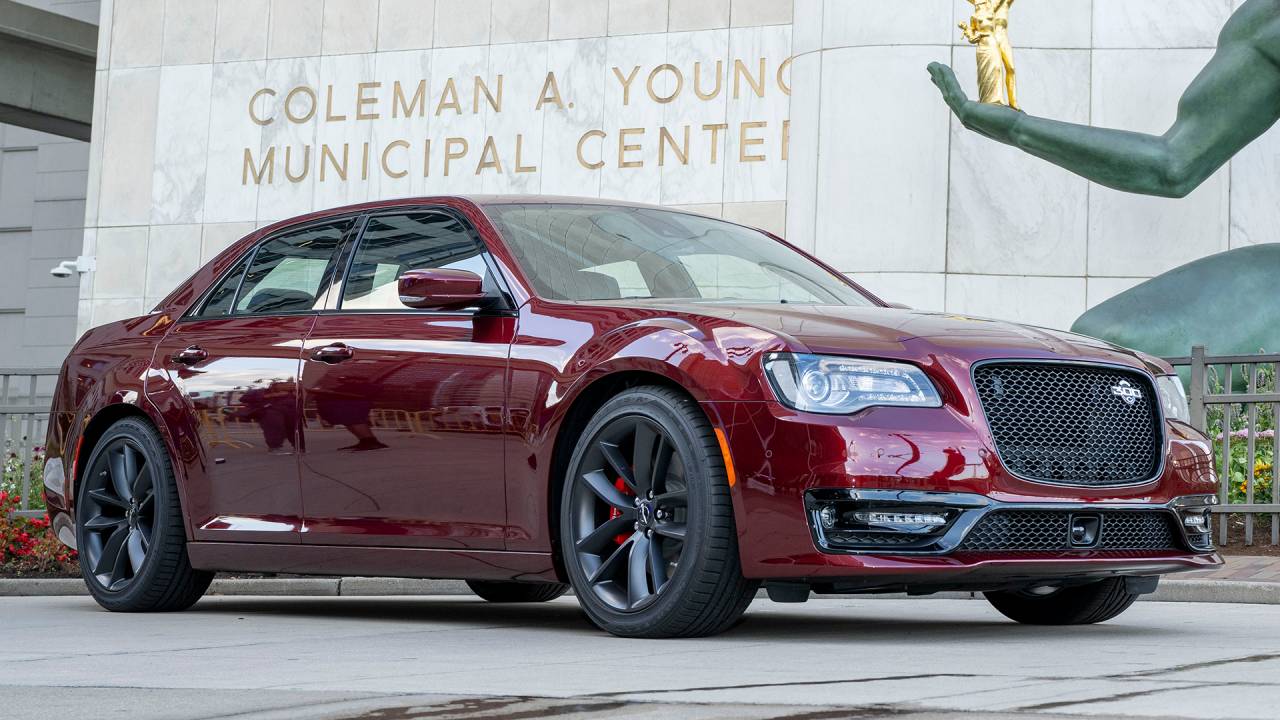 Chrysler 300C 2023 marca a despedida do clássico sedã norte-americano
