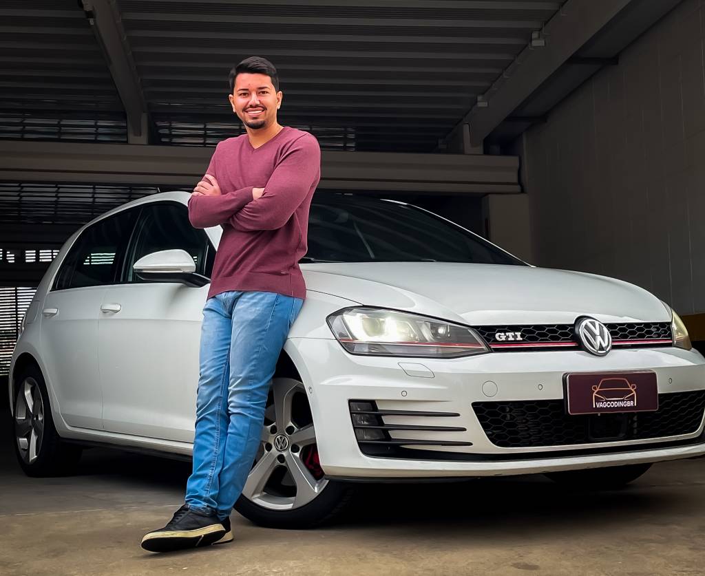 Ele descobre e ativa funções e equipamentos secretos em carros novos