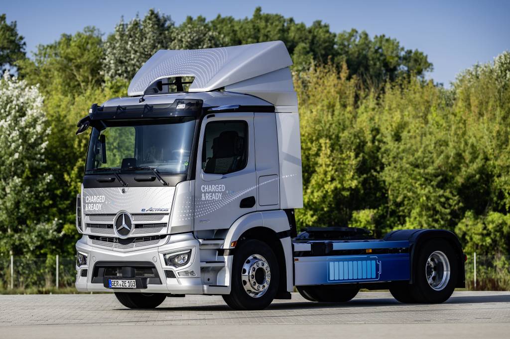 Mercedes-Benz eActros 300 SattelzugmaschineMercedes-Benz eActros 300 tractor Mercedes-Benz eActros 300 SattelzugmaschineMercedes-Benz eActros 300 tractor