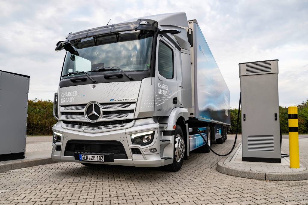 Mercedes-Benz eActros 300 SattelzugmaschineMercedes-Benz eActros 300 tractor Mercedes-Benz eActros 300 SattelzugmaschineMercedes-Benz eActros 300 tractor