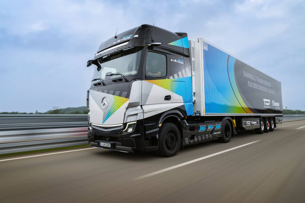 Mercedes-Benz eActros LongHaul mit eTrailerMercedes-Benz eActros LongHaul with eTrailer Mercedes-Benz eActros LongHaul