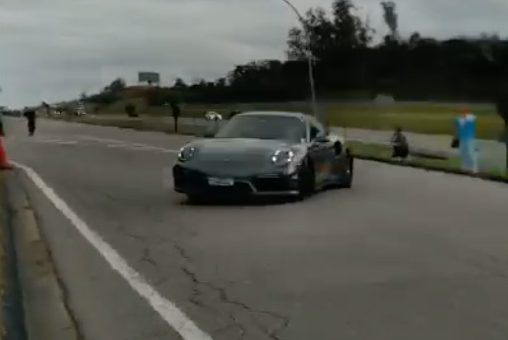 Motorista bate Porsche 911 Turbo em poste na saída de lanchonete em SP