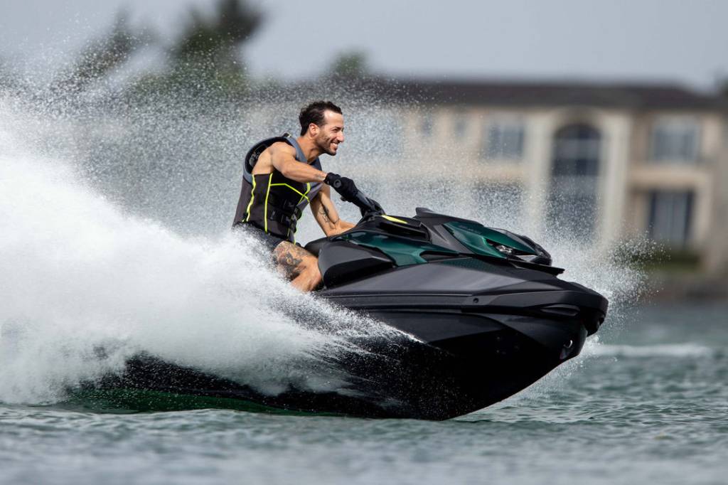 Feira em SP tem suspensão para barcos e moto aquática com supercharger