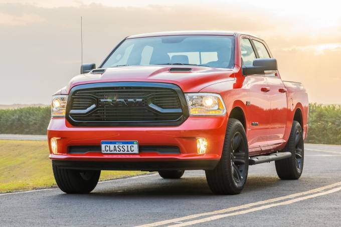 ram_classic_laramie_night_edition10-63079aa56d7f7