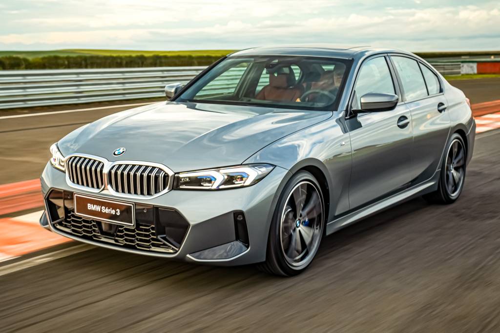 BMW Serie 3 Para identificar um novo Série 3 na rua, a dica é reparar no para-choque dianteiro e na ausência do