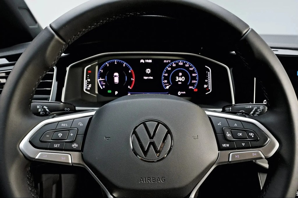 Retrocesso? CEO da VW diz que modelos voltarão a ter botões convencionais