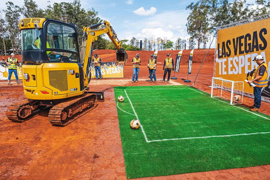 Acompanhamos uma competição de precisão com tratores e escavadeiras