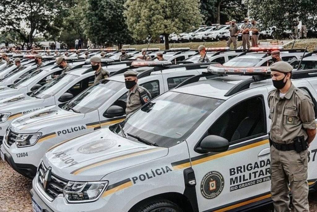 Idosa capota VW Gol e em seguida rouba viatura da polícia em Porto Alegre