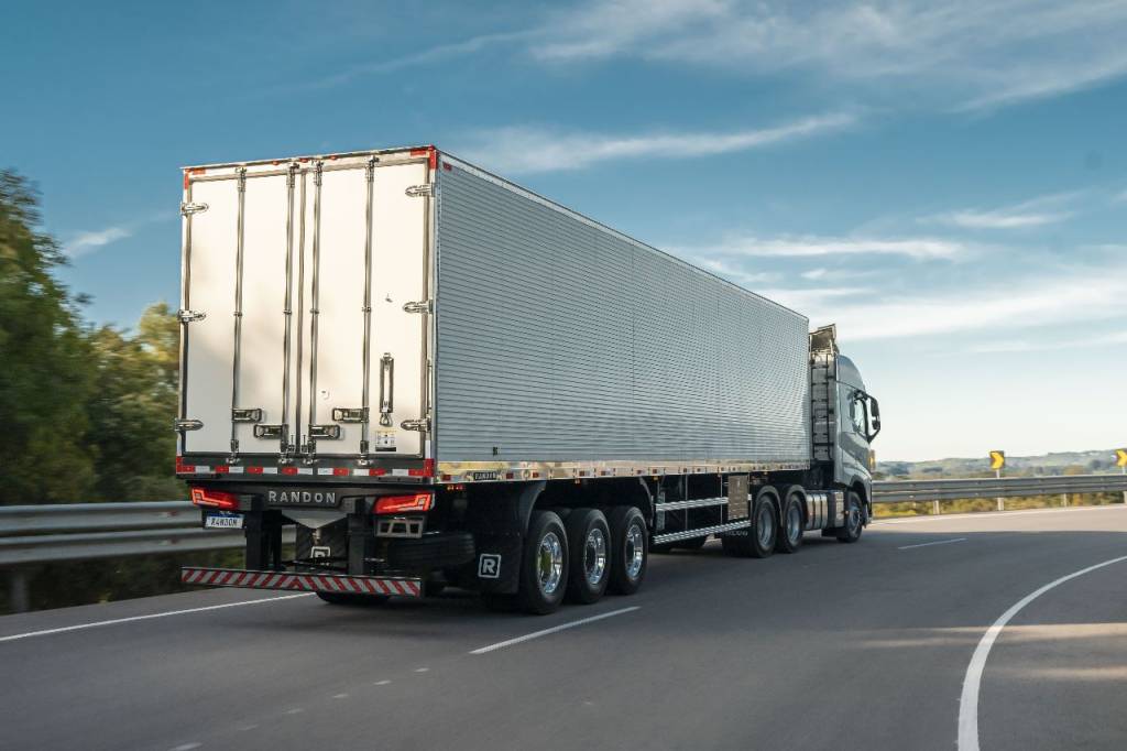 Randon lança carreta híbrida plug-in que reduz consumo do caminhão em 25%