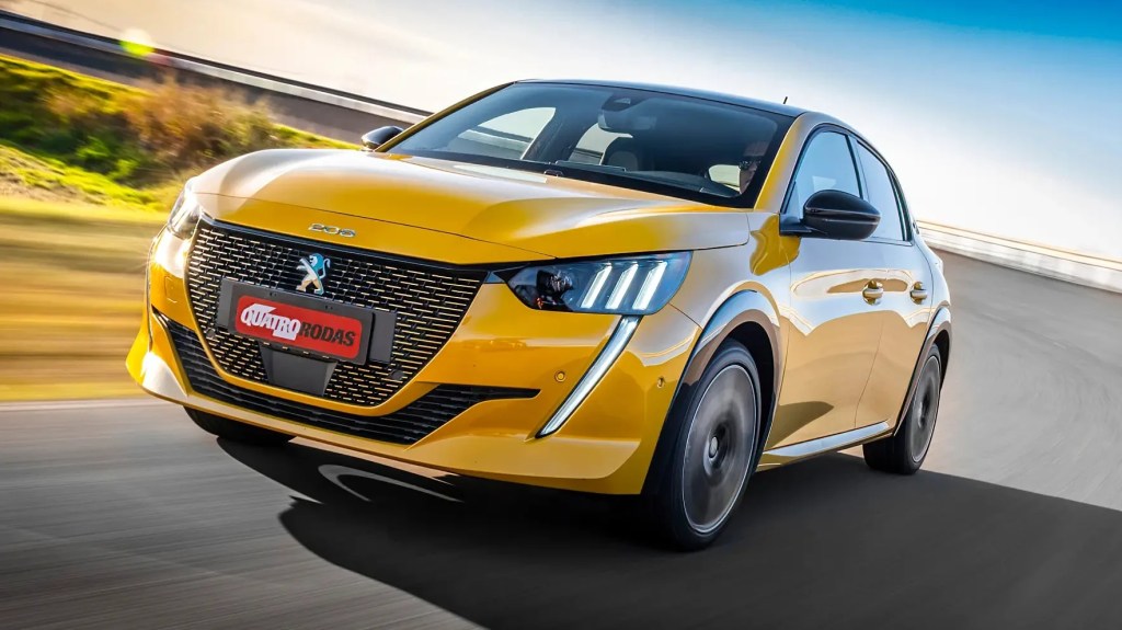 Peugeot e-208 GT 2023 ganha autonomia e fica R$ 30.000 mais barato