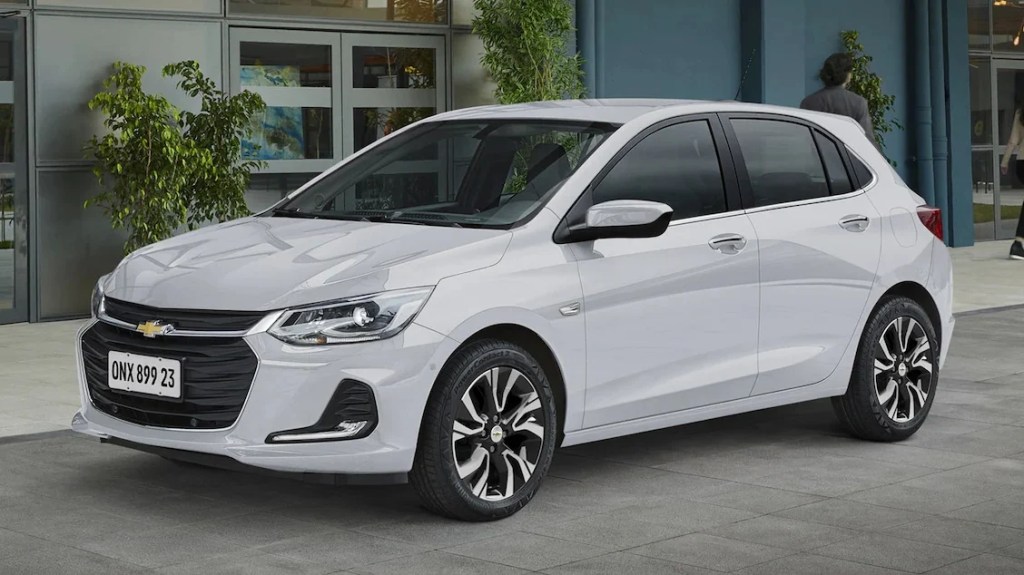 Chevrolet Onix 2024 mais barato tem seis airbags e até bluetooth de série