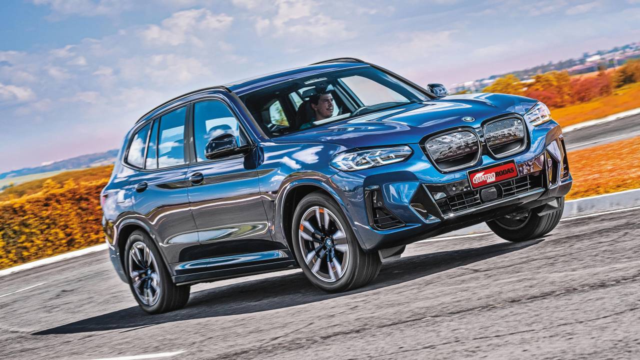 O BMW iX3 é um SUV elétrico premium com cara e preço de carro a combustão. E isso é muito bom