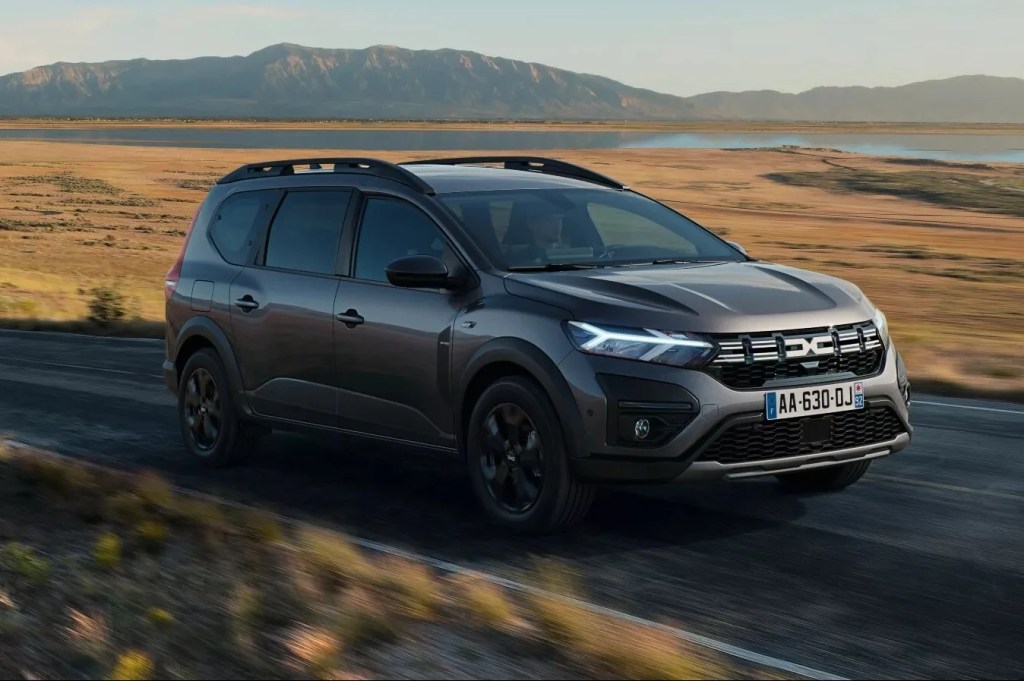 Monovolume do Logan ganha motor híbrido que poderá ser nacional