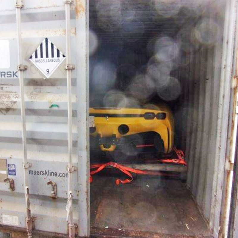 Ferrari SF90 sendo transportada para o Brasil em container marítimo Transportar carros em container marítimo é processo complexo e que pode exigir ajuda do fabricante