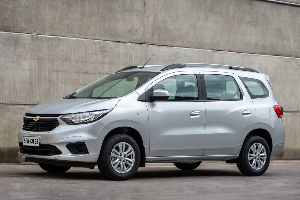 Chevrolet Spin 2023 volta a ter câmbio manual a partir de R$ 100.540