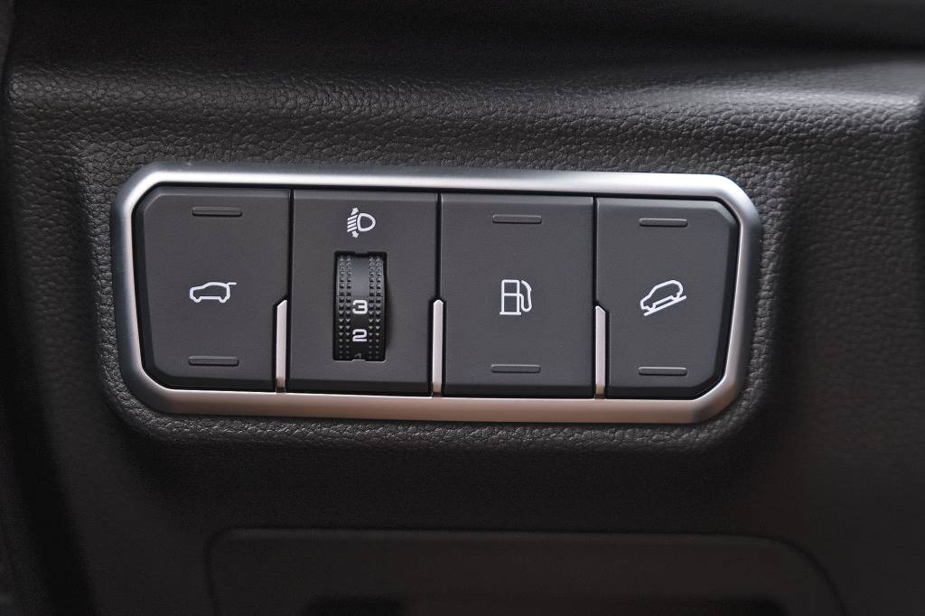 Ajustes el&eacute;tricos; comandos r&aacute;pidos no console e ao lado do volante