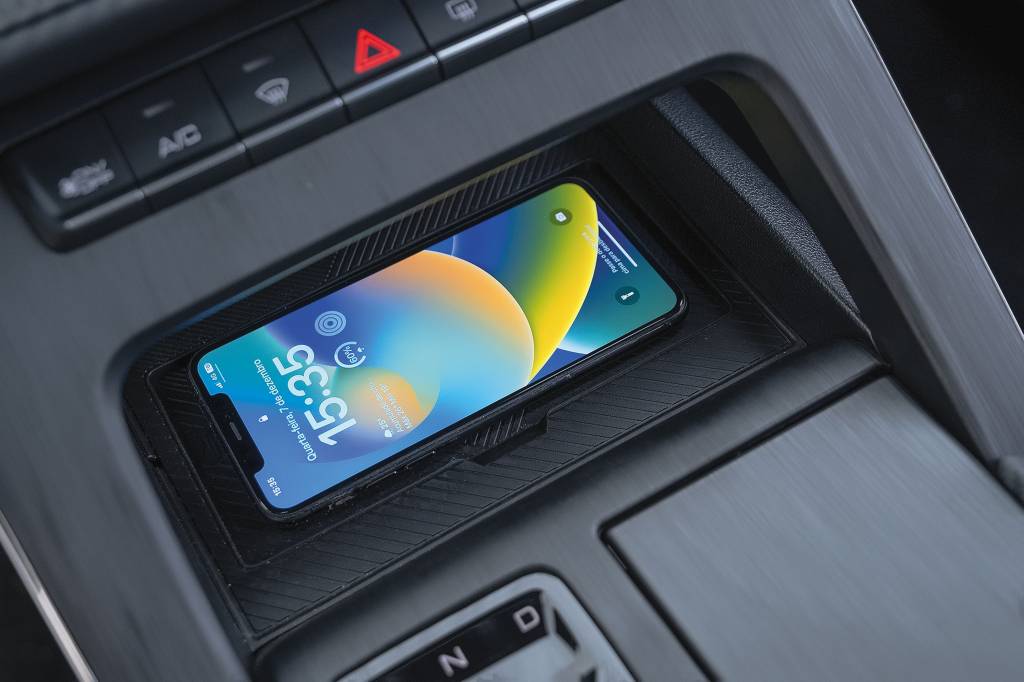 Carregador sem fio &eacute; padr&atilde;o; radar exibe na tela faixas e carros &agrave; frente