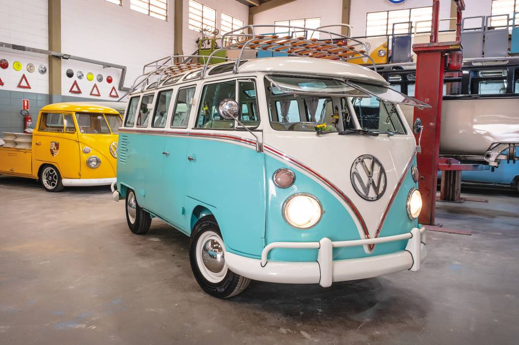 A oficina que restaura (e até melhora) as VW Kombi para exportação