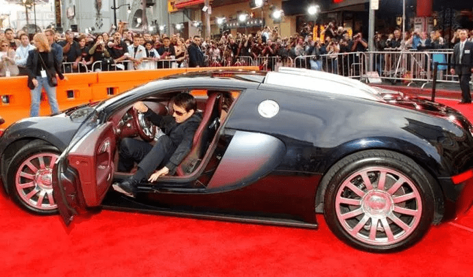 Tom Cruise saindo de um Bugatti Veyron