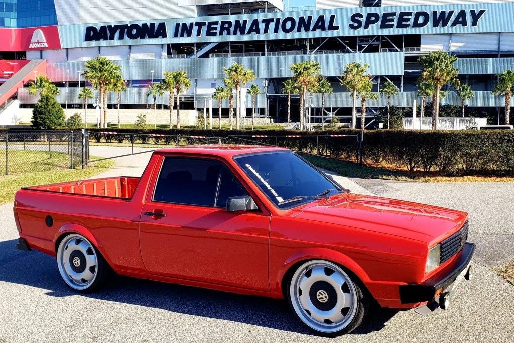 Rara até no Brasil, Saveiro a ar é leiloada nos EUA