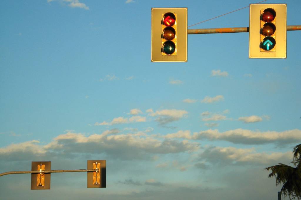 Semáforos controlados por carros autônomos podem melhorar o trânsito