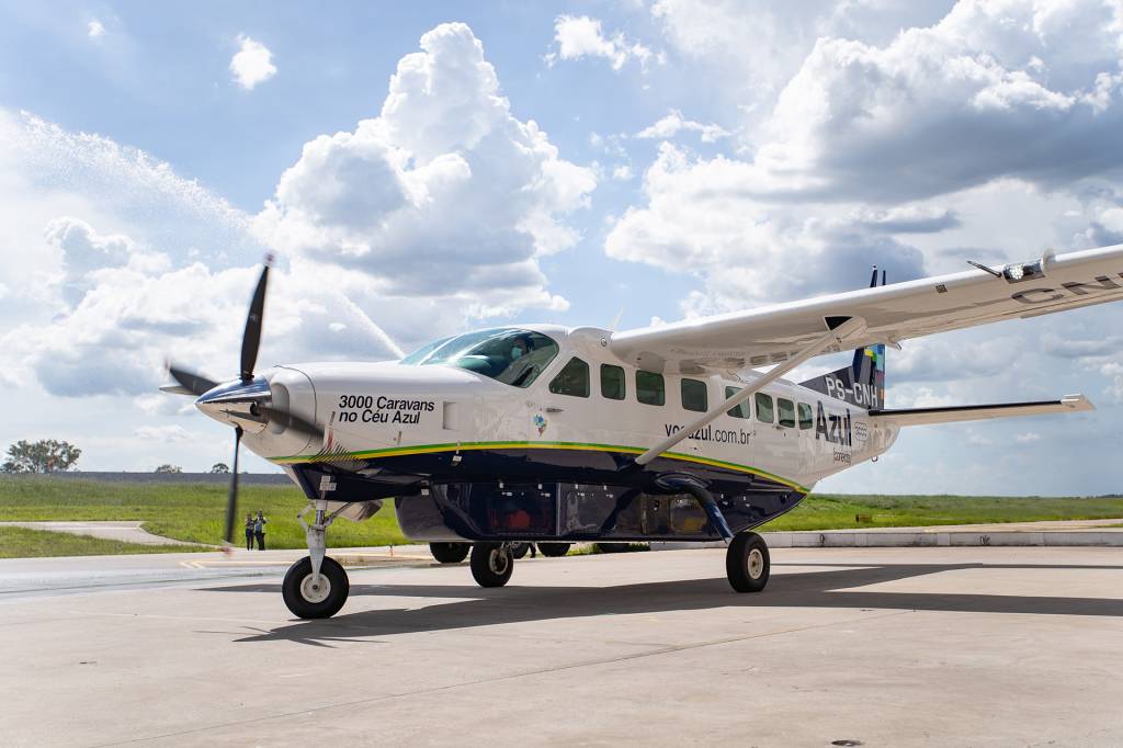 Azul anuncia que terá aviões híbridos e passagens podem baratear em 25%