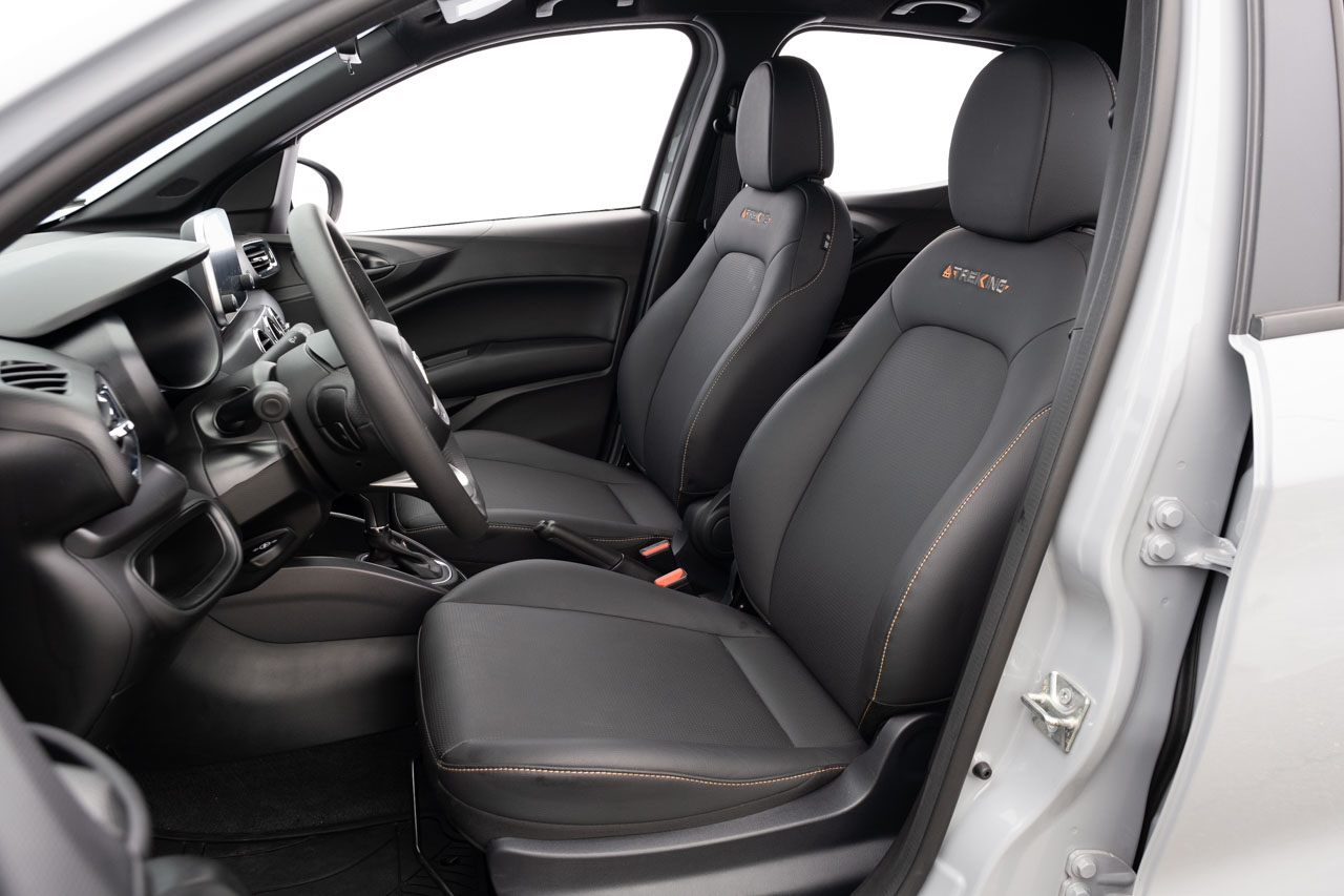 Bancos em tecido sint&eacute;tico s&atilde;o confort&aacute;veis...